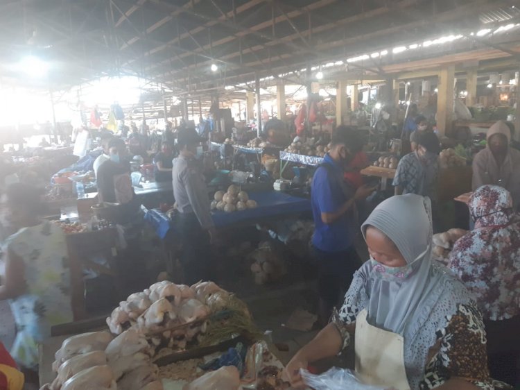 Tak Kenal Lelah, Binmas Polres Kupang Kota Terus Himbau Warga di Pasar Inpres Agar Patuhi Protokol Kesehatan
