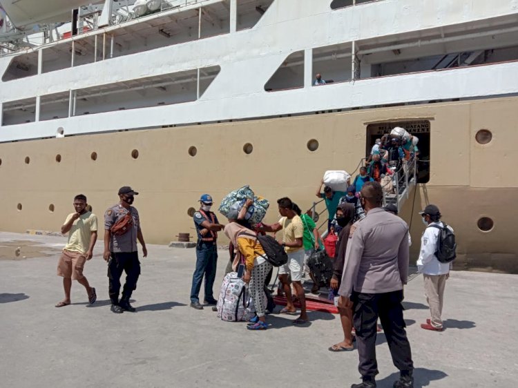Cegah Penyebaran Virus Corona, Anggota Polri Laksanakan Pengamanan Pelabuhan Tenau Kota Kupang