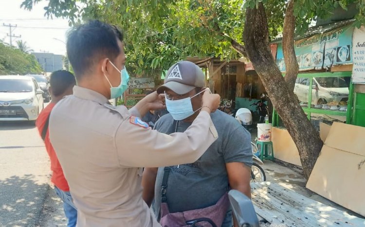 DENGAN HUMANIS SATBINMAS POLRES KUPANG KOTA HIMBAU WARGA PAKAI MASKER