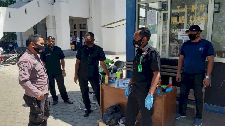 Himbau Taat Protokol Kesehatan, Bhabinkamtibmas Kelurahan Kayu Laksanakan Patroli Dialogis ke Pos Security Kampus Muhamadiyah Kupang