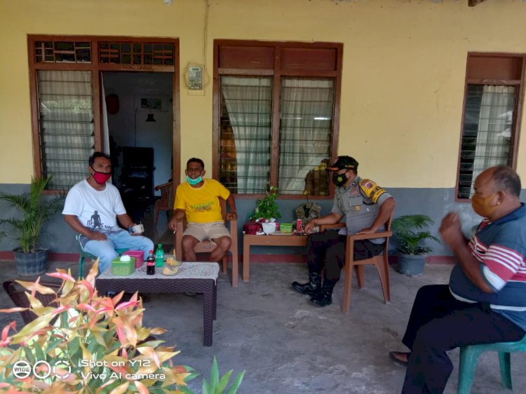 Himbau Warga Agar Tetap Patuhi Protokol Kesehatan, Bhabinkamtibmas Kelurahan Batuplat Sambangi Warga