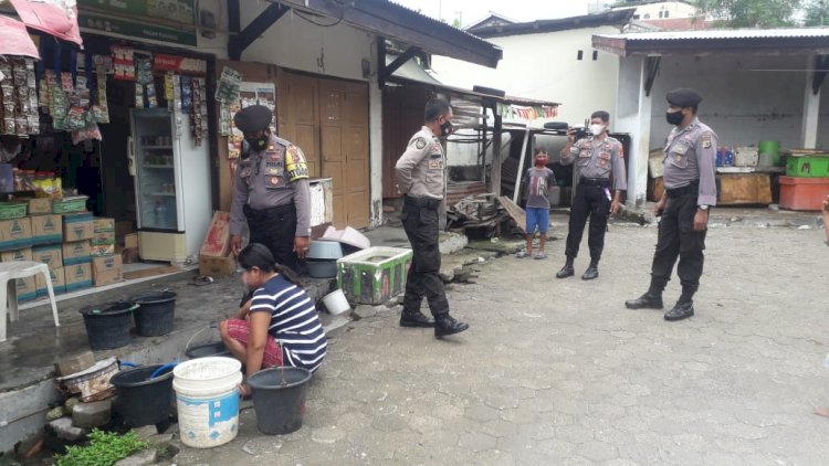 Himbau Protokol Kesehatan, Kasat Sabhara Polres Kupang Kota Bersama Anggota Mengunjungi Pasar Kuanino