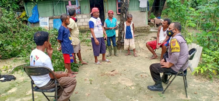 Sambang dan Patroli Dialogis, Bhabinkamtibmas Kelurahan Nunleu Tetap Himbau Warga Patuhi Protokol Kesehatan Cegah Covid-19