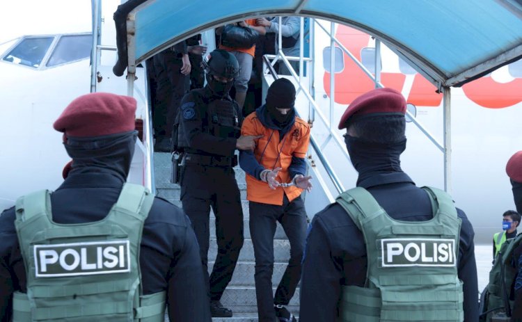 26 Terduga Teroris Yang Diterbangkan Dari Makassar Ditahan Di Cikeas.