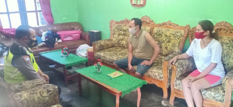 Pantau Penerapan 3M, Bhabinkamtibmas Kelurahan Nunleu Himbau Warga Patuhi Protokol Kesehatan