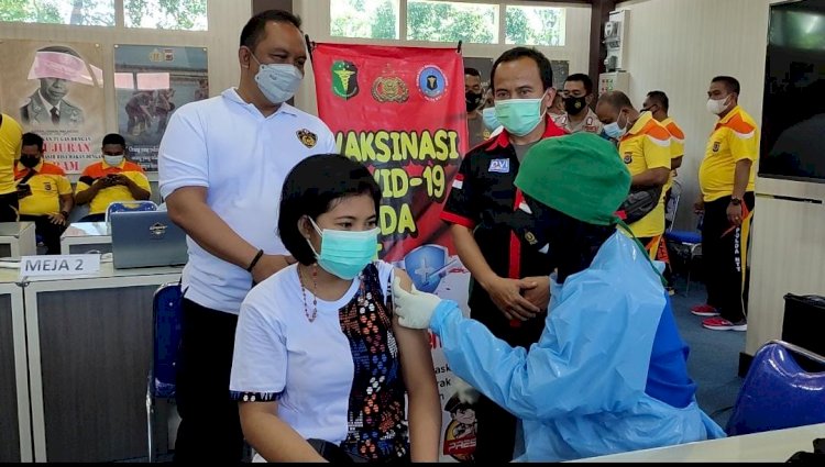 Sering Berinteraksi Dengan Masyarakat Dalam Bertugas, Anggota Polres Kupang Kota Laksanakan Vaksinasi Covid-19 Tahap Pertama