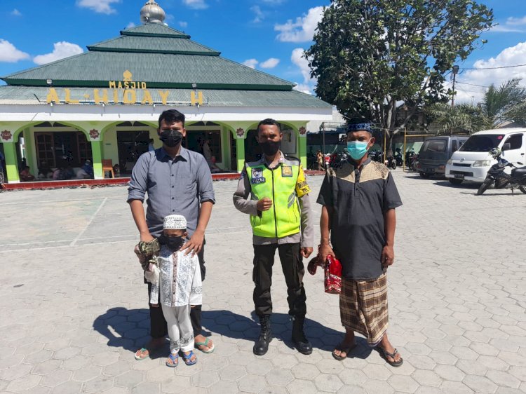 Bhabinkamtibmas Kelurahan Oesapa Ingatkan Warga Terapkan Protokol Kesehatan di Masjid