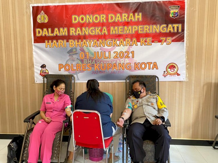 Meriahkan HUT Bhayangkara Ke-75, Personil Polres Kupang Kota Gelar Donor Darah