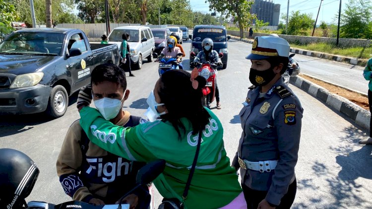 Polwan Satlantas Polres Kupang Kota Bersama Grab Woman Kota Kupang Bagi Masker Gratis Ke Masyarakat