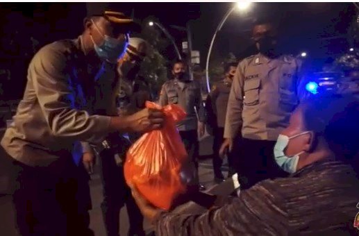 Gelar Patroli Rutin PPKM, Polres Kupang Kota Berikan Tali Asih Kepada Sejumlah Pedagang