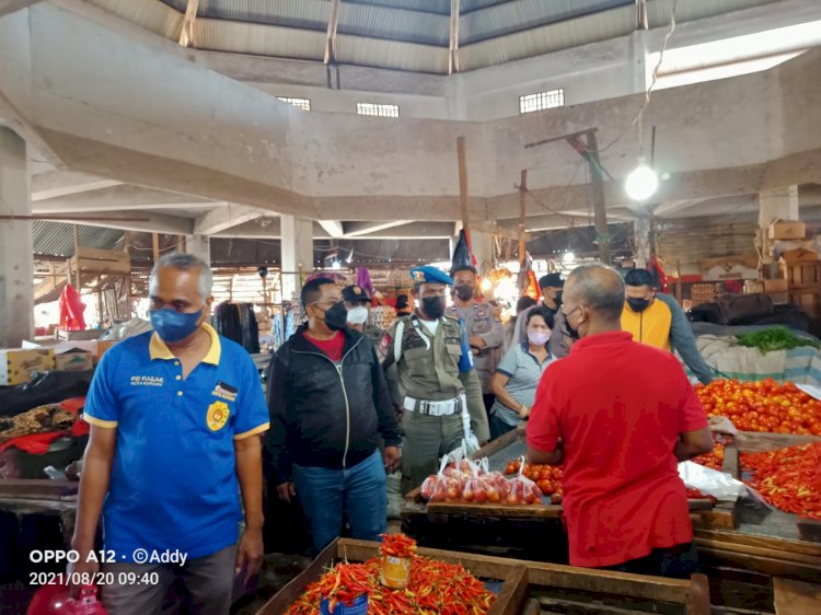 Patroli PPKM Level 4 di Pasar Oebobo, Personil Polres Kupang Kota Bersama Tim Gabungan Himbau Prokes