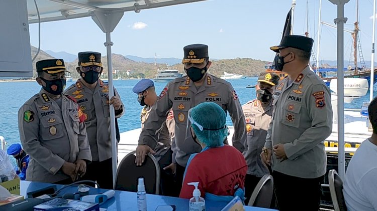 Wakapolri Beri Apresiasi Pelaksanaan Vaksinasi Terapung Polda NTT, Bentuk Pelayanan Terhadap Masyarakat Nelayan di Kepulauan