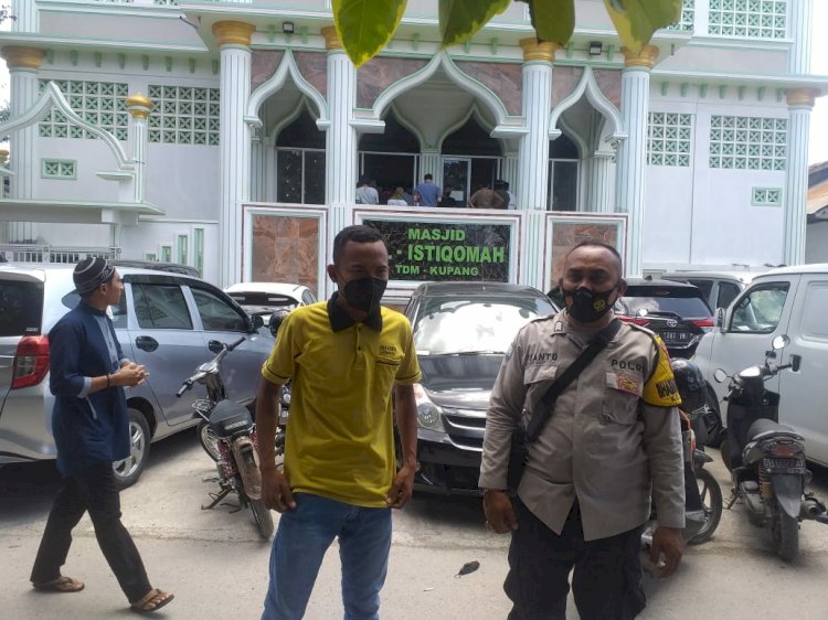 Laksanakan PAM Sholat Jumat Bhabinkamtibmas Kelurahan  TDM Ingatkan Warga Terapkan Protokol Kesehatan di Masjid