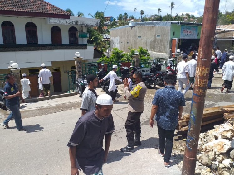 PAM Sholat Jumat Bhabinkamtibmas Kelurahan Airmata Ingatkan Warga Terapkan Protokol Kesehatan di Masjid