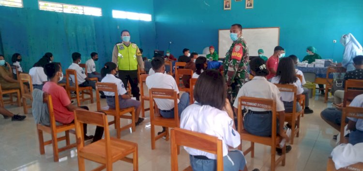 Berikan Rasa Aman Babinkamtibmas Pantau Pelaksanaan Vaksinasi Covid-19 Di SMK Negeri 7 Kota Kupang