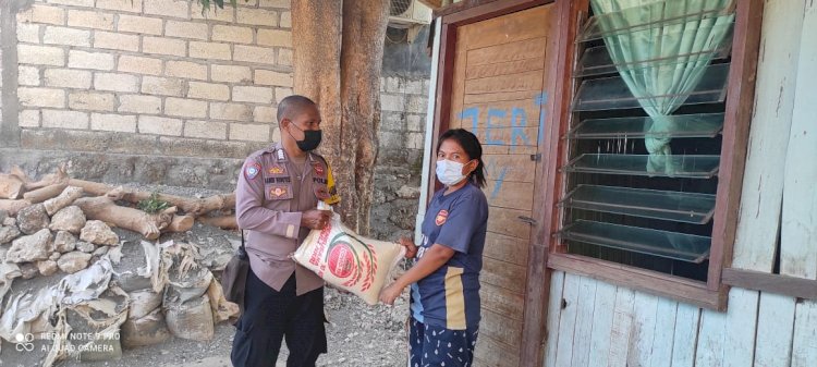 Polri Peduli, Bhabinkamtibmas Polres Kupang Kota Salurkan  Bantuan Sembako Kepada Warga Yang Kurang Mampu