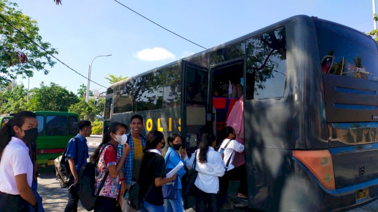 Sopir Angkot Mogok dan Turunkan Siswa di Jalan, Mobil Polisi Dikerahkan Antar Siswa ke Sekolah