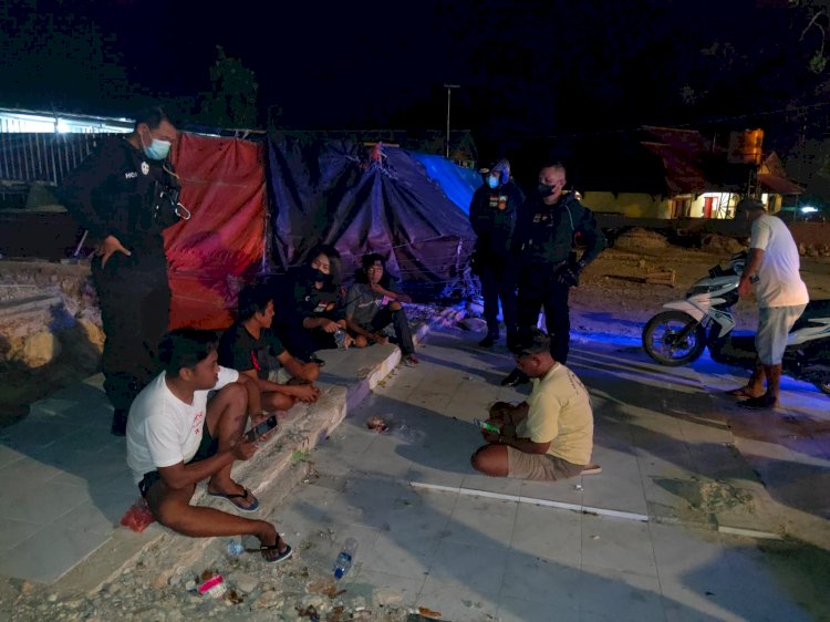 Patroli Sitkamtibmas, Sat Sabhara Laksanakan Patroli Penegakan Prokes Bubarkan Para Remaja Yang Nongkrong diseputaran Wilayah Hukum Polres Kupang Kota