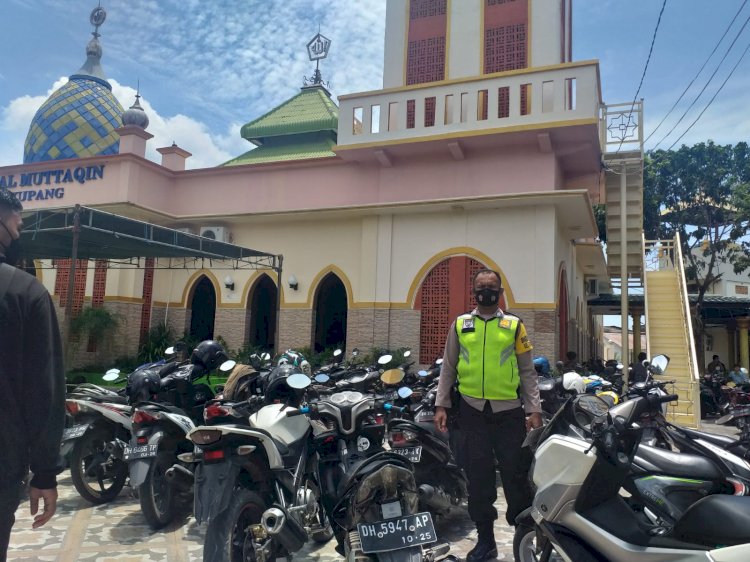 Laksanakan PAM Sholat Jumat Bhabinkamtibmas Kelurahan Kelapa Lima Ingatkan Warga Terapkan Protokol Kesehatan di Masjid