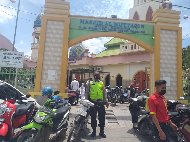 PAM Sholat Jumat Bhabinkamtibmas Kelurahan Kelapa Lima Ingatkan Warga Terapkan Protokol Kesehatan di Masjid