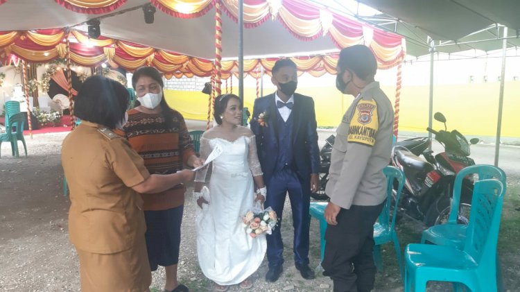 Pastikan Protokol Kesehatan Diterapkan, Bhabinkamtibmas Kelurahan Kayu Putih Pantau Acara Resepsi Pernikahan