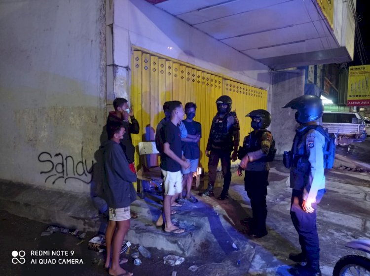 Sat Sabhara Laksanakan Patroli Penegakan Prokes Bubarkan Para Remaja Yang Nongkrong diseputaran Wilayah Hukum Polres Kupang Kota