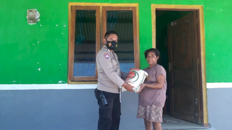 Polri Peduli, Bhabinkamtibmas Polres Kupang Kota Salurkan Bantuan Sembako Kepada Warga Yang Kurang Mampu