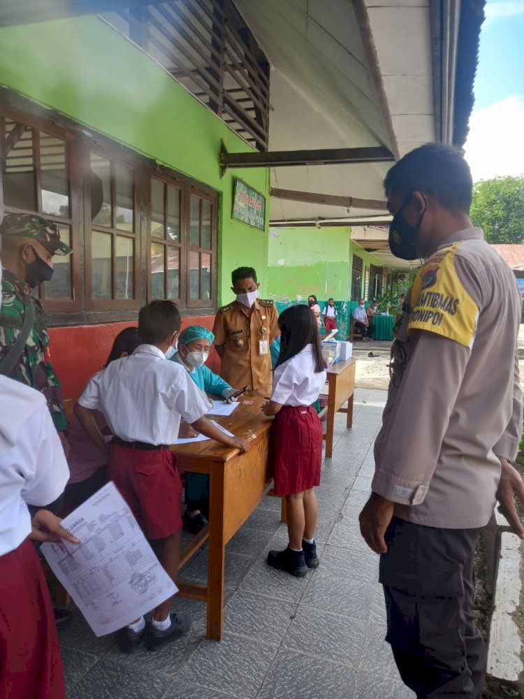 Berikan Rasa Aman Babinkamtibmas Pantau Pelaksanaan Vaksinasi Covid-19 Di SD Bonopoi Kota Kupang