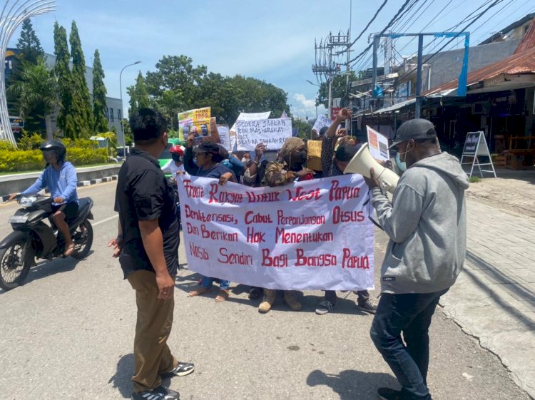 Personil Polres Kupang Kota Laksanakan Pengamanan Aksi Unjuk Rasa Dari Kelompok Front Rakyat Untuk West Papua
