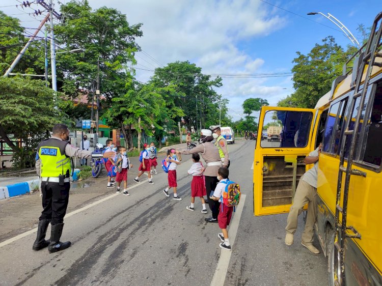 Atur Lalu Lintas Pagi, Satlantas Polres Kupang Kota Bantu Anak Sekolah Nyebrang Jalan