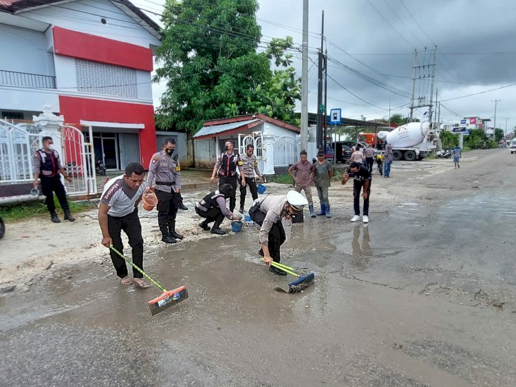 Aksi Peduli Personel Polres Kupang Kota Gotong  Royong  Tambal Jalan Rusak Di Kota Kupang