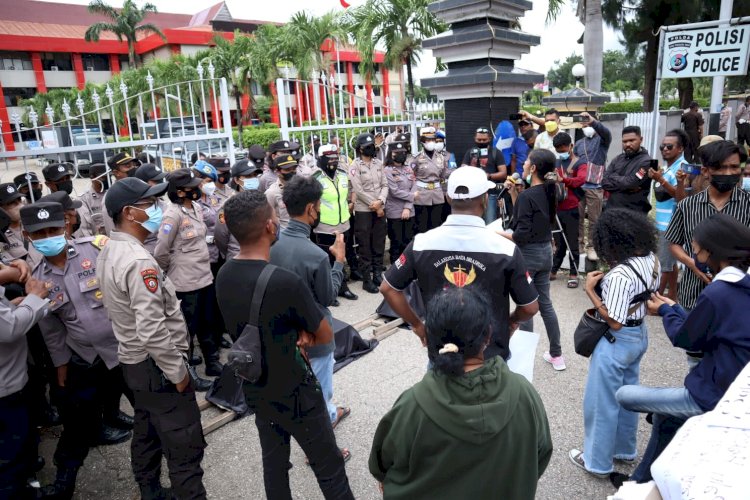 Personil Polres Kupang Kota Laksanakan Pengamanan Unjuk Rasa Aliansi Peduli Kemanusiaan