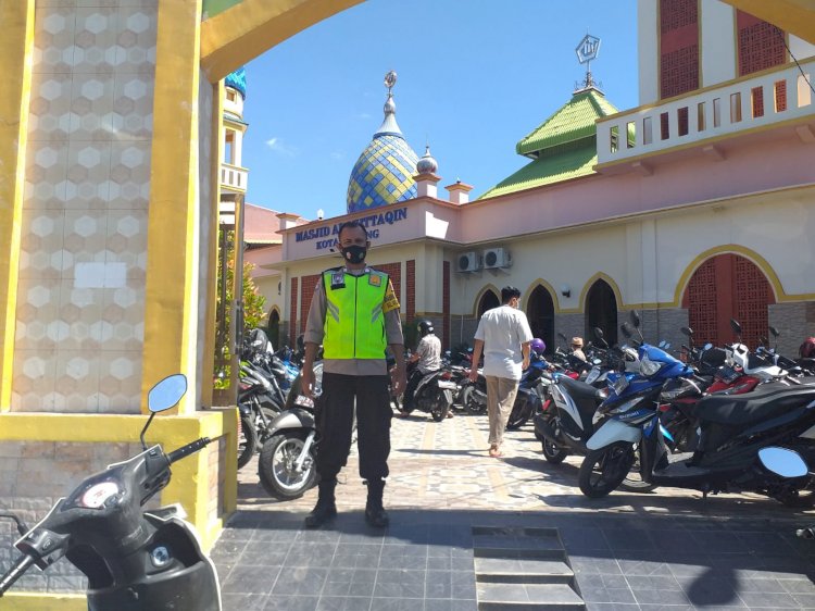 PAM Sholat Jumat Bhabinkamtibmas Kelurahan Kelapa Lima Ingatkan Jamaah Terapkan Protokol Kesehatan di Masjid