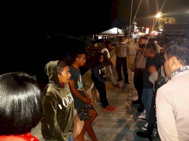 Satuan Sabhara Polres Kupang Kota Bubarkan Sekelompok Pemuda Yang Berkumpul Serta Berikan Himbauan Terkait Pencegahan Virus Corona