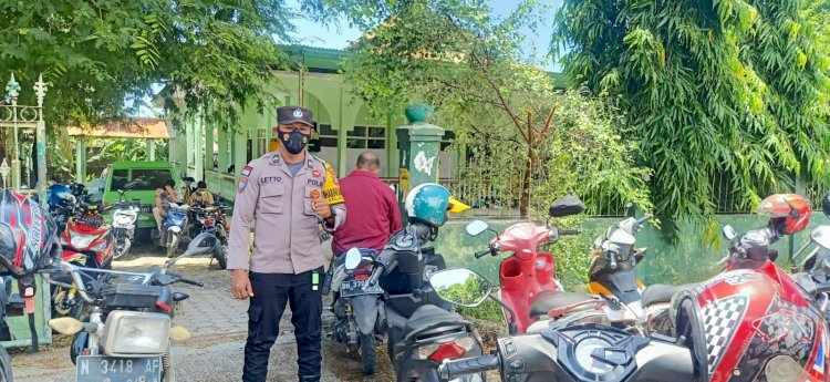 Pengamanan Sholat Jumat Bhabinkamtibmas Kelurahan Oetete Ingatkan Jamaah Terapkan Protokol Kesehatan di Masjid