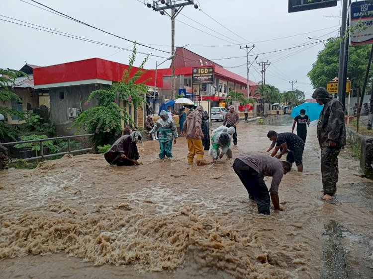 Tanggap Bencana, Sejumlah Wilayah di Kota Kupang Banjir Personel polres Kupang Kota Sigap Bantu Bersihkan Sampah Dan Mengatur Arus Lalin