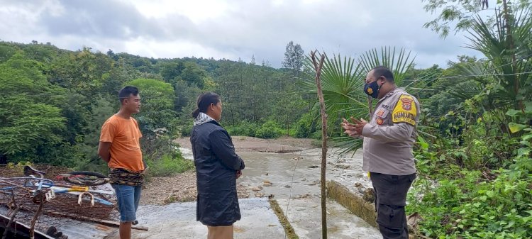 Cuaca Ekstrim di Kota Kupang, Babinkamtibmas Polres Kupang Kota Meninjau Warganya Yang Tinggal Di Pinggir Sungai