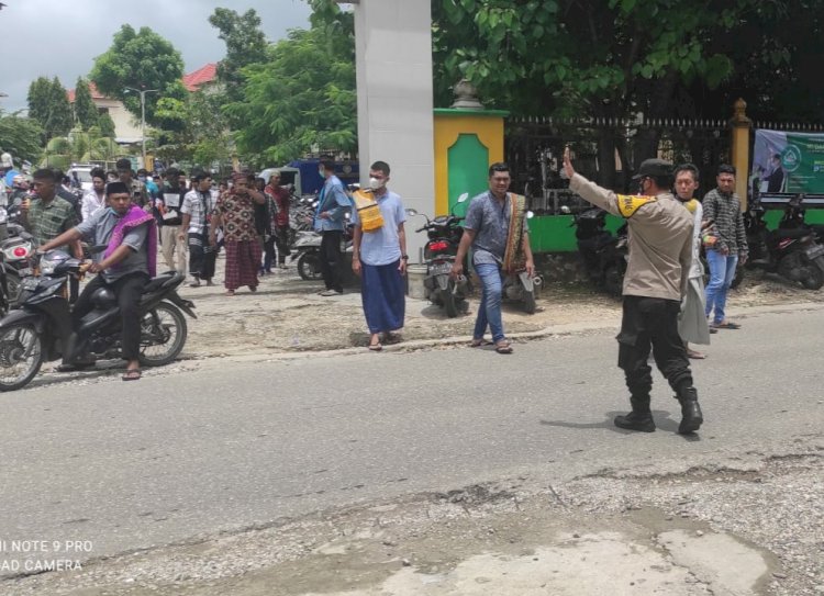 Pengamanan Sholat Jumat Babinkamtibmas Kelurahan Oebufu Ingatkan Warga Terapkan Protokol Kesehatan di Masjid