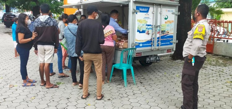Warga Serbu Pasar Murah, Bhabinkamtibmas Polres Kupang Kota imbau Warga Agar Tertib Taati Prokes