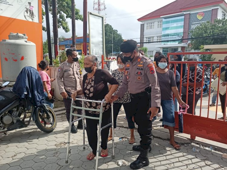 Humanis, Personel Polres Kupang Kota Laksanakan Pengamanan Dan  Bantu Lansia Penerima Pembagian Bantuan Sosial Tunai (BST)