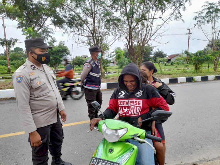 Personel Polsek Maulafa Polres Kupang Kota Laksanakan Penertiban Protokol Kesehatan Tegur Pengguna Jalan Yang Tak Memakai Masker