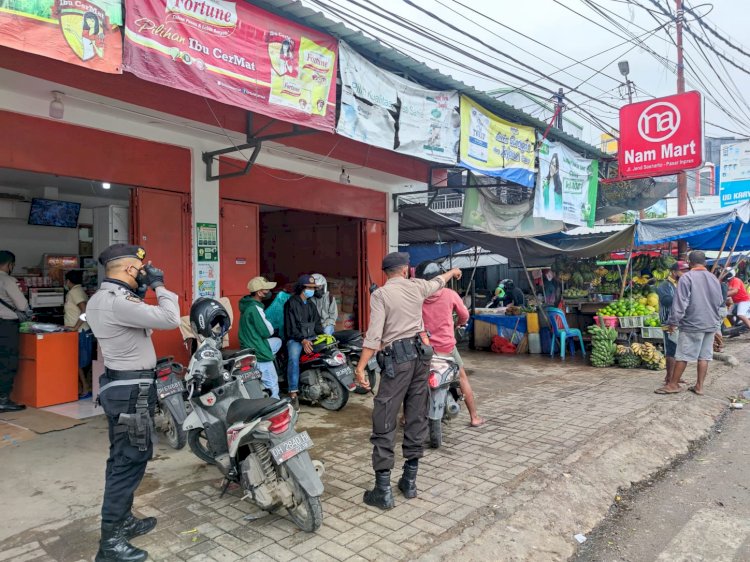 Operasi Yustisi Penertiban Prokes, Personel Polres Kupang Kota Imbau Para Pedagang dan Pengunjung Pasar Inpres Naikoten 1 agar Patuhi Prokes
