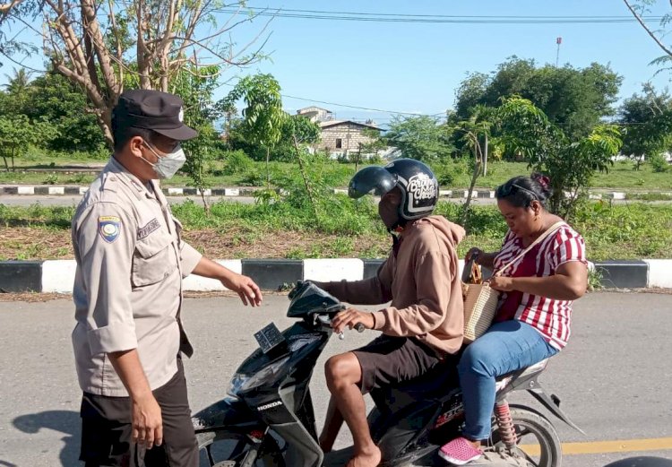 Personel Polsek Maulafa Polres Kupang Kota Laksanakan Penertiban Protokol Kesehatan Tegur Pengguna Jalan Yang Tak Memakai Masker
