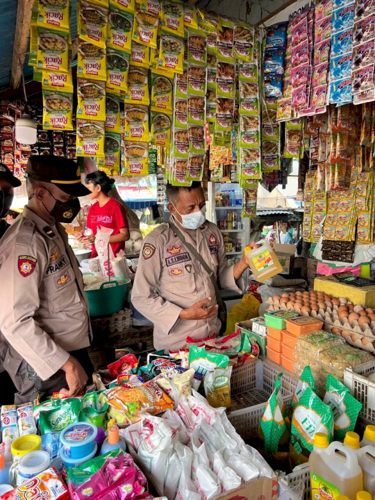 Cek Kelangkaan Minyak Goreng, Personel Polres Kupang Kota Sambangi Toko Sembako Dan Minimarket Di pasar Inpres