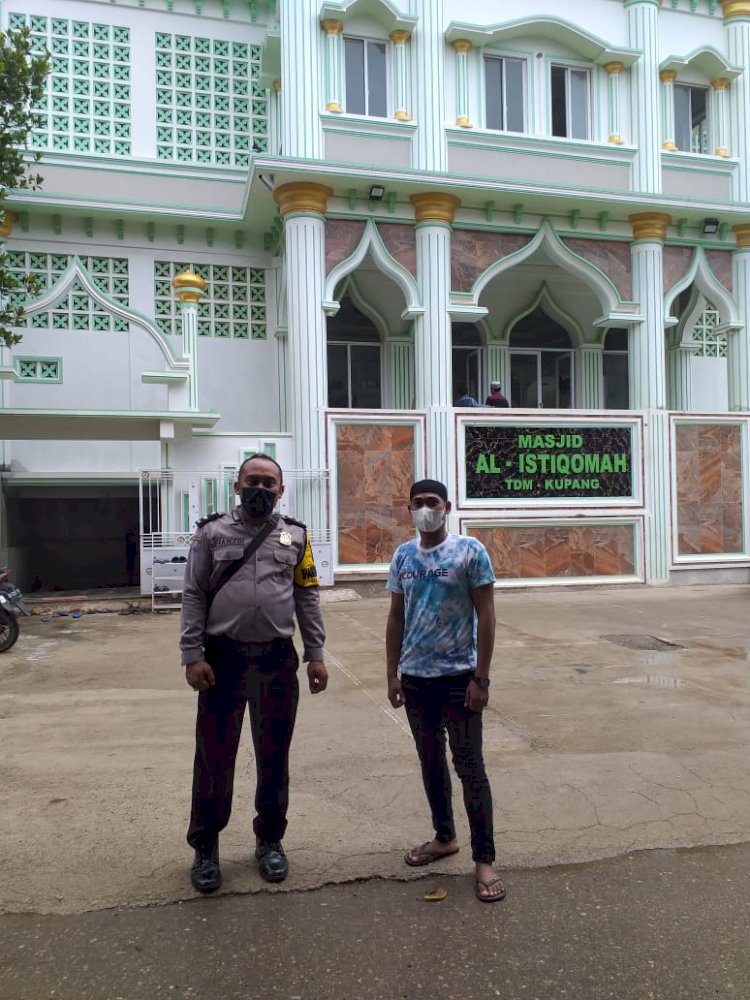 Pengamanan Sholat Jumat Babinkamtibmas Kelurahan TDM Ingatkan Warga Terapkan Protokol Kesehatan di Masjid