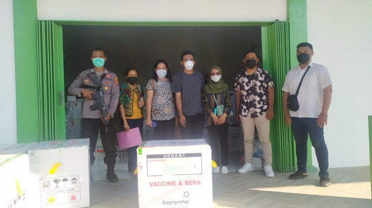 Personel Sat Samapta Polresta Kupang Kota Melakukan Pengawalan Pendistribusian Vaksinasi di Kota Kupang.