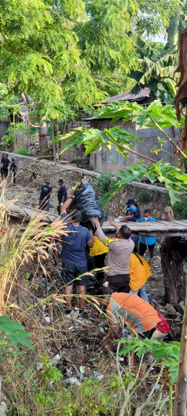 Bhanbinkamtibmas Kelurahan Pasir Panjang Melaksanakan Bakti Sosial Bersama Warga Membersihkan Sampah Tertinggal Akibat Banjir.