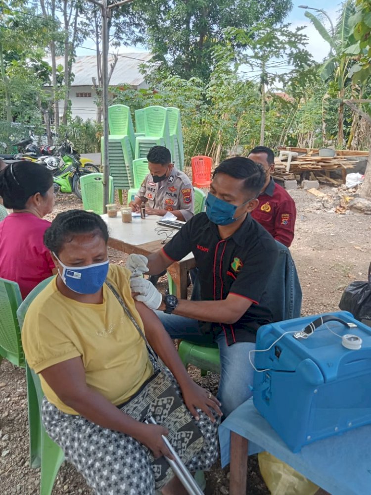 Polresta Kupang Kota Laksanakan Giat Vaksin di Kampung Tuna netra.