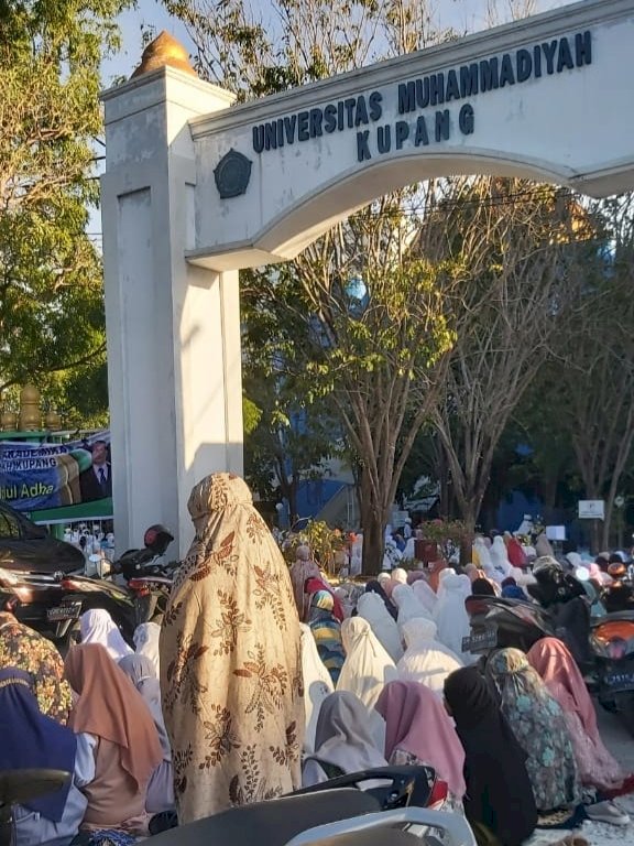 Polsek Oebobo Laksanakan Pengamanan Sholat Idul Adha 1443H Di Lapangan Kampus Muhammadiyah Kupang.