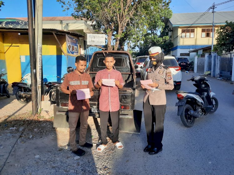 Satuan Lantas Polresta Kupang Kota berikan blanko teguran kepada Jemaah yang tidak menggunakan helem saat berkendara menuju ke lokasi Sholat Idul Adha.